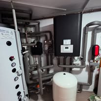 Fertig installierte Heizungsanlage in einem Technikraum