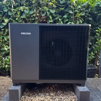 Außeneinheit einer Wärmepumpe, montiert am Haus