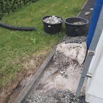Erdarbeiten für eine Leitungsanbindung auf einer Baustelle