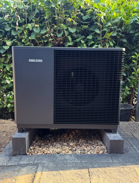 Wärmepumpen-Außeneinheit (Stiebel Eltron) im Garten